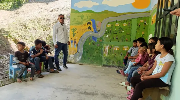 Antonio cuenta a los niños la historia del mural